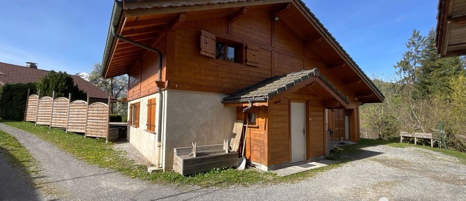 House 8 rooms of 113 m² in Arâches-la-Frasse (74300)