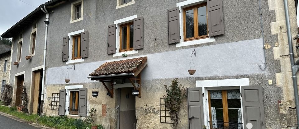 Maison traditionnelle 7 pièces de 171 m² à Saint-Victor-Montvianeix (63550)