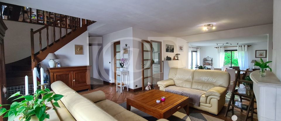 Traditional house 7 rooms of 165 m² in Sainte-Geneviève-des-Bois (91700)