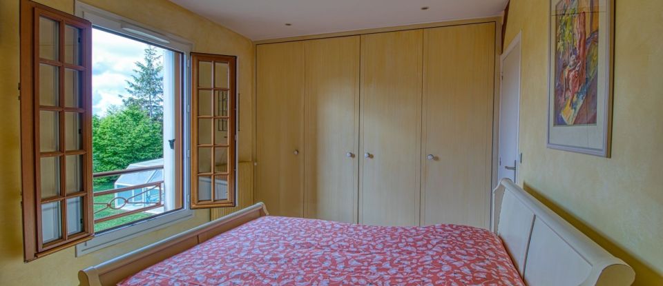 House 9 rooms of 204 m² in Les Alluets-le-Roi (78580)