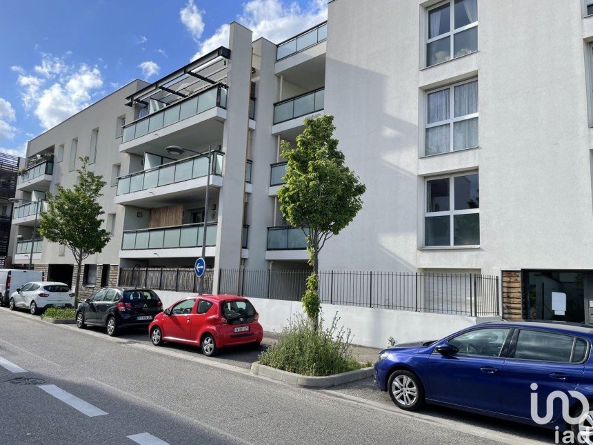Parking of 13 m² in Meyzieu (69330)