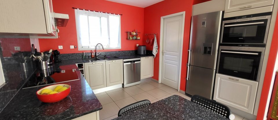 House 4 rooms of 109 m² in Grayan-et-l'Hôpital (33590)