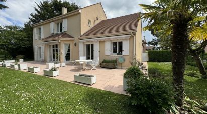 House 7 rooms of 171 m² in Gressy (77410)