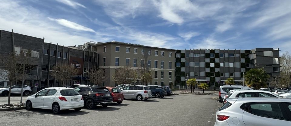 Offices of 890 m² in Pau (64000)