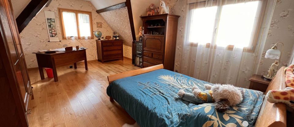 Maison traditionnelle 9 pièces de 276 m² à Claye-Souilly (77410)