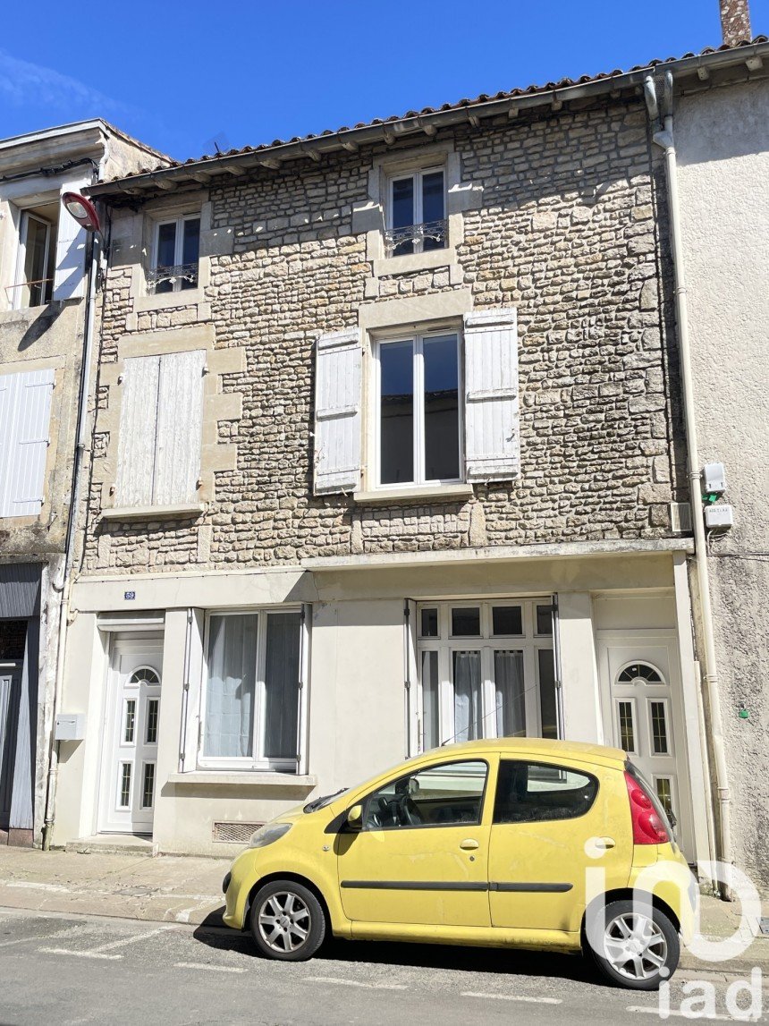 Maison de ville 4 pièces de 176 m² à Chef-Boutonne (79110)