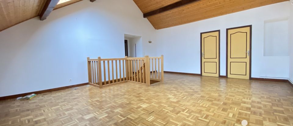 Maison traditionnelle 8 pièces de 180 m² à Charly (69390)