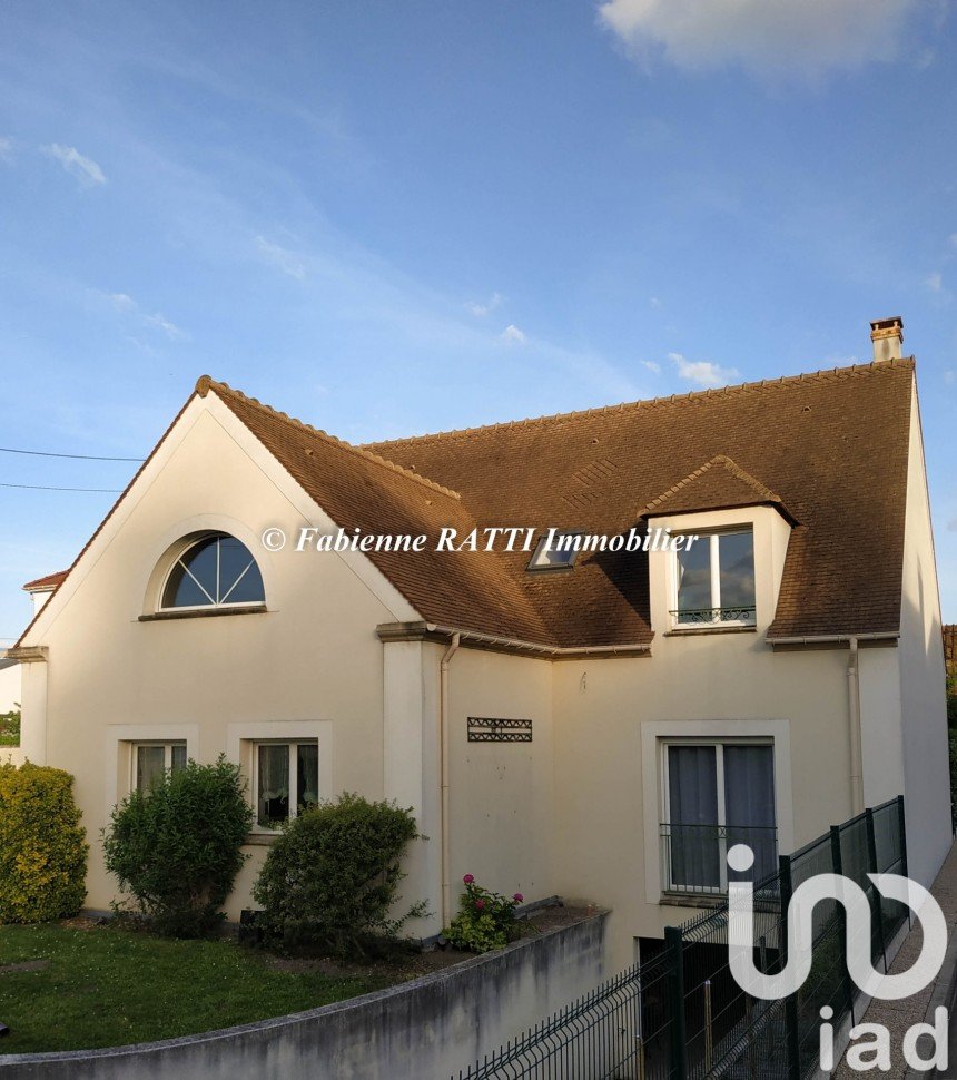 Maison traditionnelle 8 pièces de 202 m² à Carrières-sur-Seine (78420)
