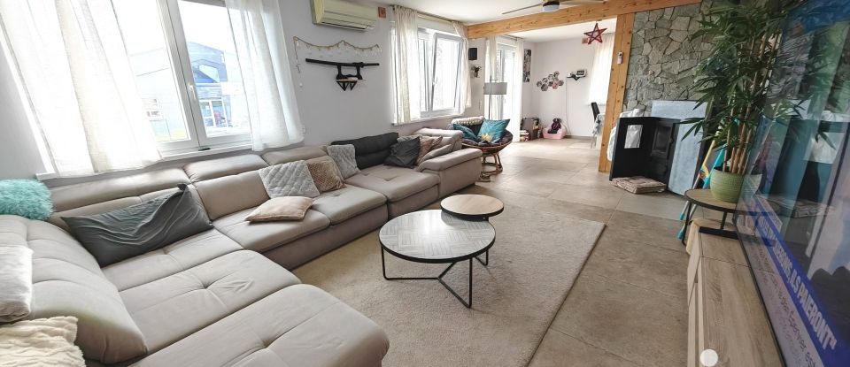 Maison traditionnelle 9 pièces de 273 m² à Les Fins (25500)