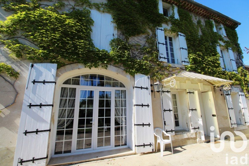 Maison 9 pièces de 500 m² à Saint-Saturnin-lès-Avignon (84450)