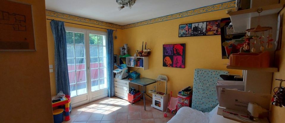House 8 rooms of 230 m² in Contes (06390)