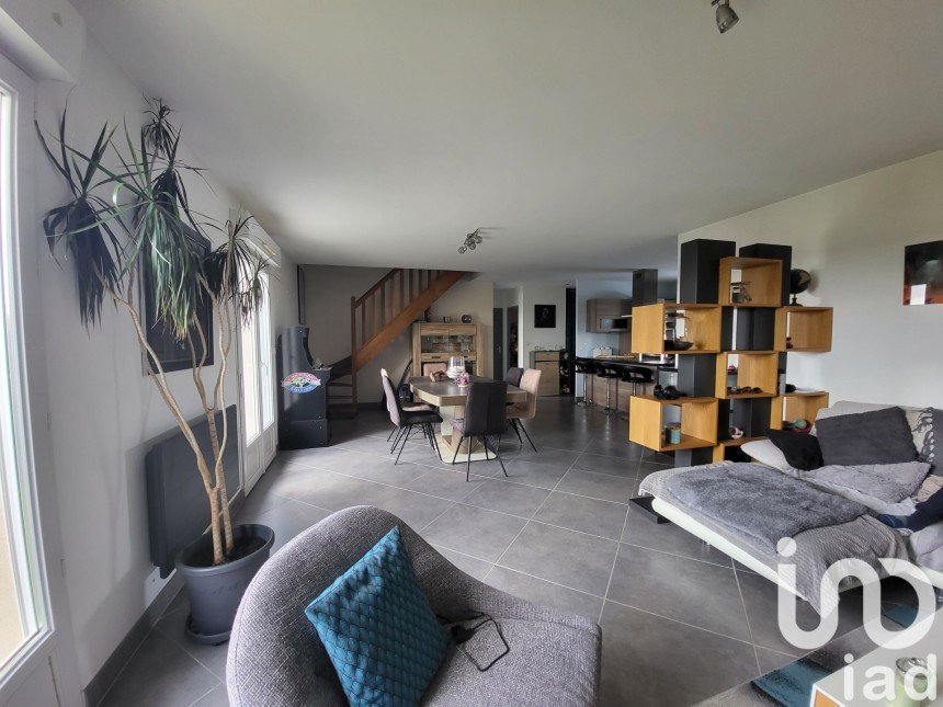 Traditional house 5 rooms of 118 m² in Saint-Laurent-de-Brèvedent (76700)
