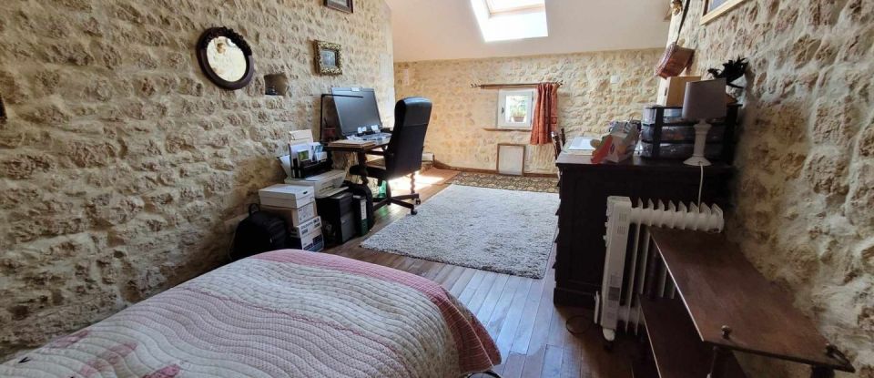 House 5 rooms of 155 m² in Saint-Bonnet-sur-Gironde (17150)