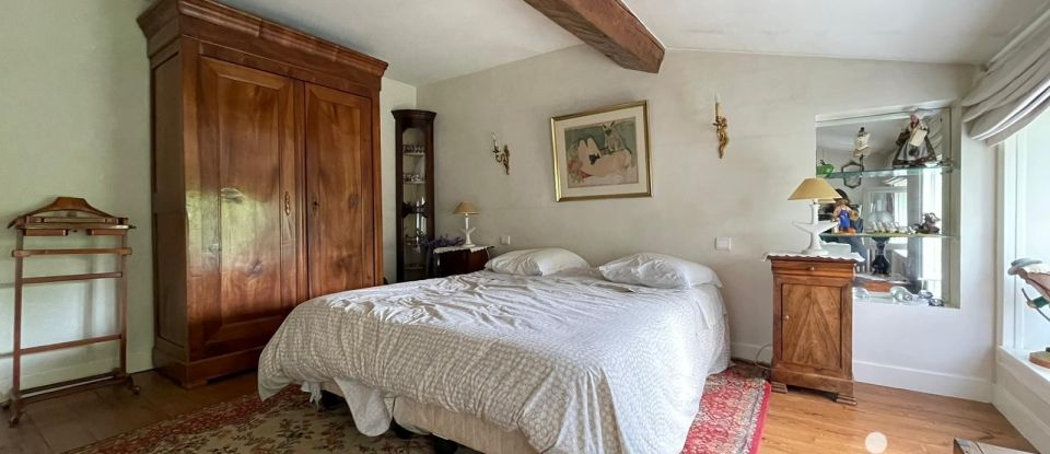 Mansion 8 rooms of 271 m² in Saintes (17100)