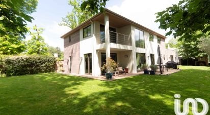 House 8 rooms of 240 m² in Vaucresson (92420)