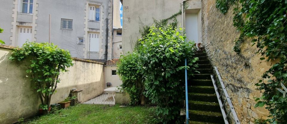 House 8 rooms of 185 m² in Poitiers (86000)