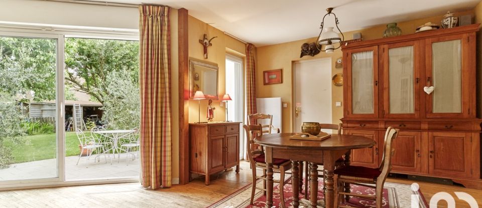 House 8 rooms of 180 m² in Voisins-le-Bretonneux (78960)