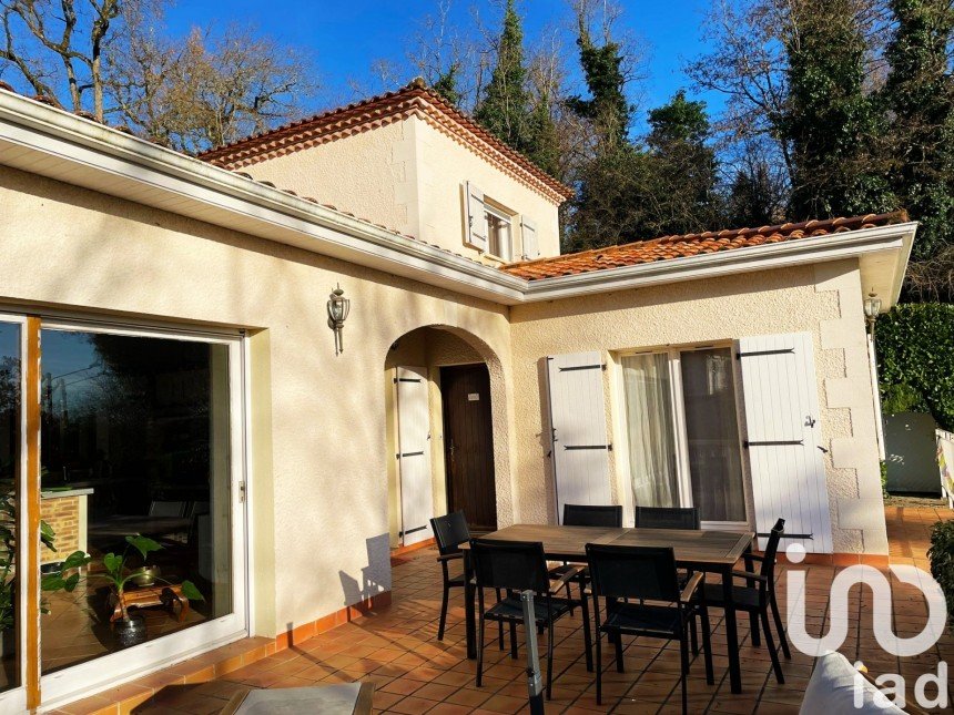 Traditional house 8 rooms of 175 m² in Fronsac (33126)