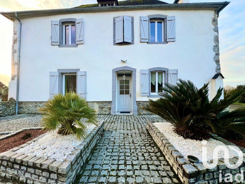 House 6 rooms of 116 m² in Espès-Undurein (64130)