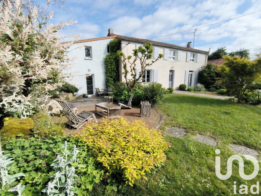 Country house 7 rooms of 175 m² in Montournais (85700)