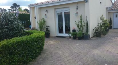 House 4 rooms of 77 m² in Lacanau (33680)