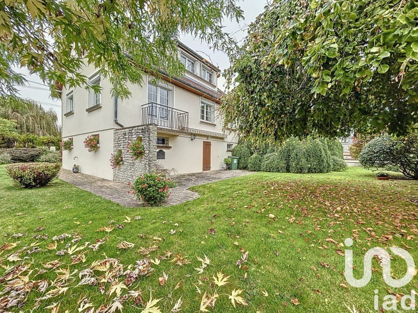 Traditional house 7 rooms of 102 m² in Saint-Memmie (51470)