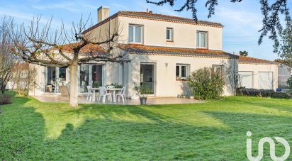 Traditional house 7 rooms of 195 m² in Basse-Goulaine (44115)