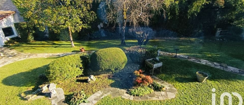 Mansion 5 rooms of 162 m² in La Couronne (16400)