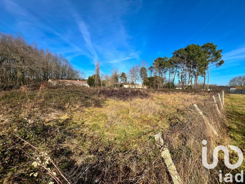 Land of 2,304 m² in Tizac-de-Lapouyade (33620)