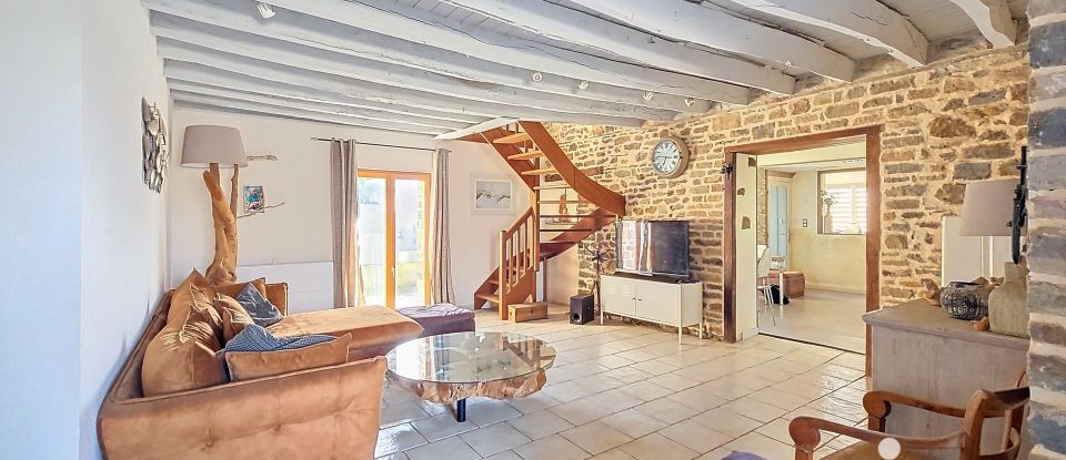 Longere 6 rooms of 215 m² in Val-d'Izé (35450)