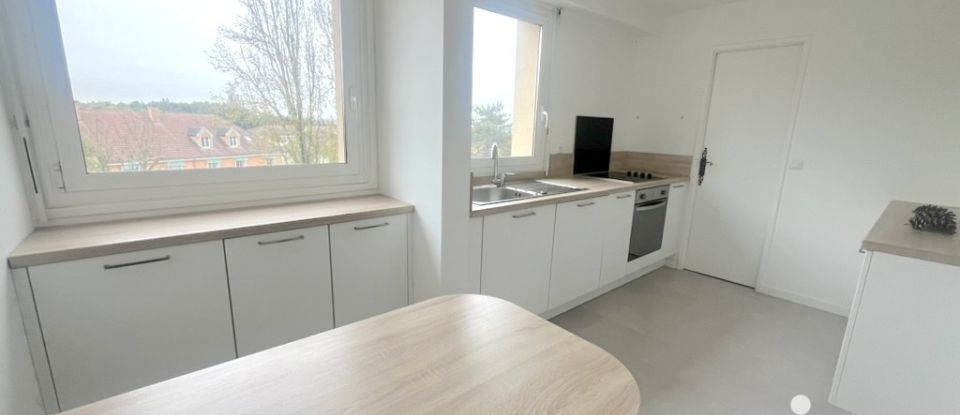 Apartment 4 rooms of 77 m² in Verrières-le-Buisson (91370)
