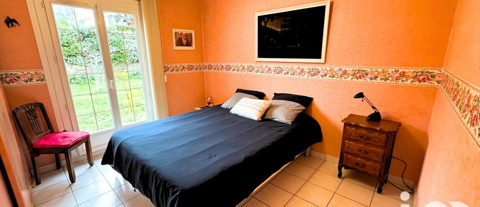 Traditional house 5 rooms of 107 m² in Le Beausset (83330)