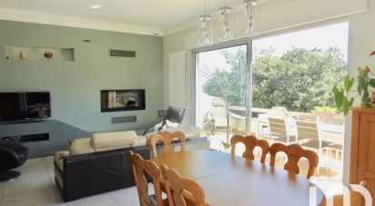 House 8 rooms of 232 m² in Connaux (30330)