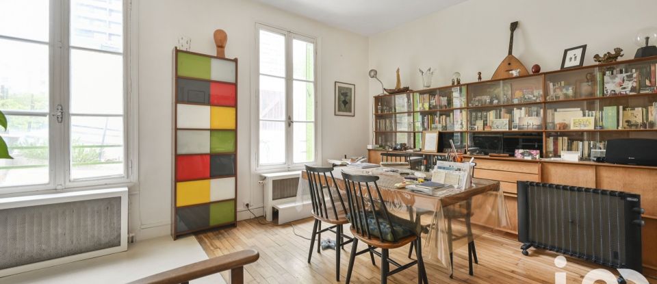 Building in Paris (75020) of 301 m²