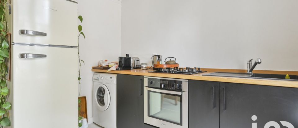 Building in Paris (75020) of 301 m²
