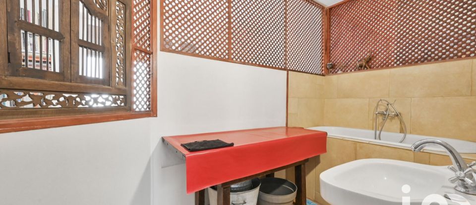 Building in Paris (75020) of 301 m²