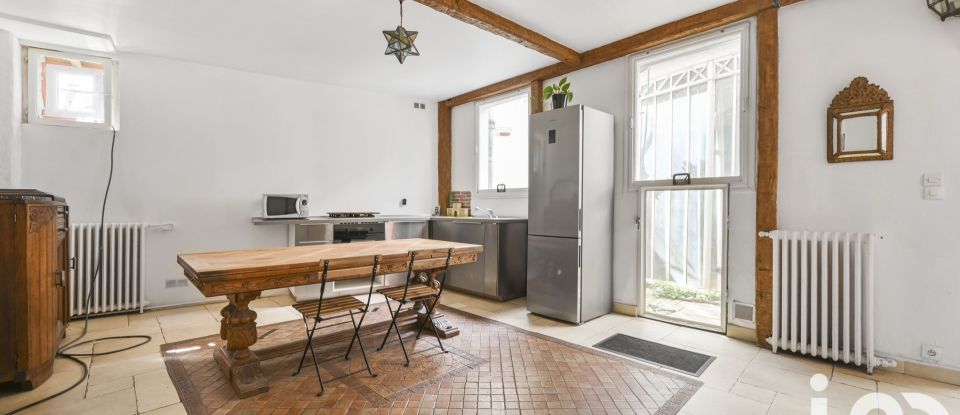 Building in Paris (75020) of 301 m²