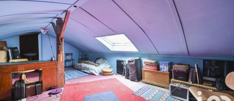 Building in Paris (75020) of 301 m²
