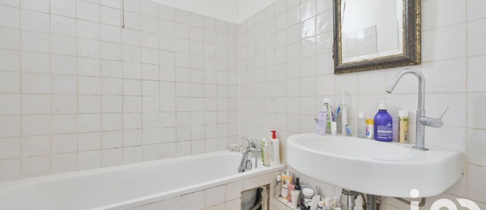 Building in Paris (75020) of 301 m²