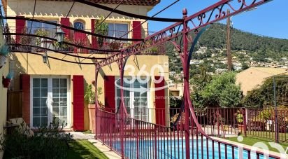 Maison 8 pièces de 258 m² à Carqueiranne (83320)