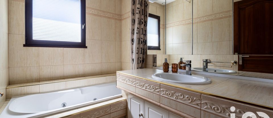Demeure 8 pièces de 192 m² à Chambly (60230)