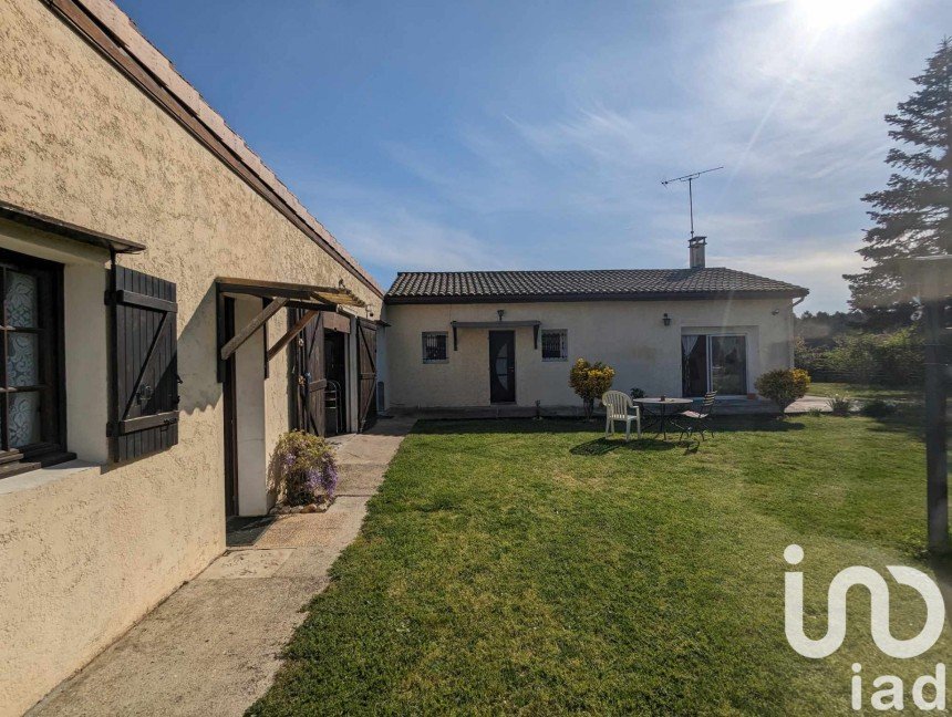 Maison 5 pièces de 98 m² à Bussac-Forêt (17210)