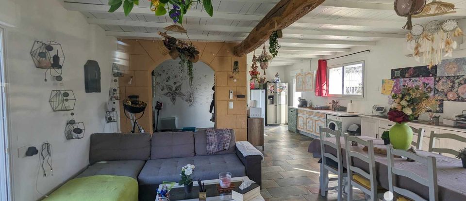 Maison 5 pièces de 98 m² à Bussac-Forêt (17210)
