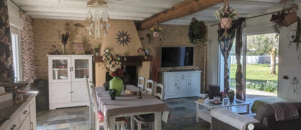 Maison 5 pièces de 98 m² à Bussac-Forêt (17210)