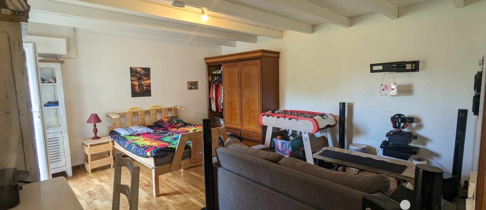 Maison 5 pièces de 98 m² à Bussac-Forêt (17210)
