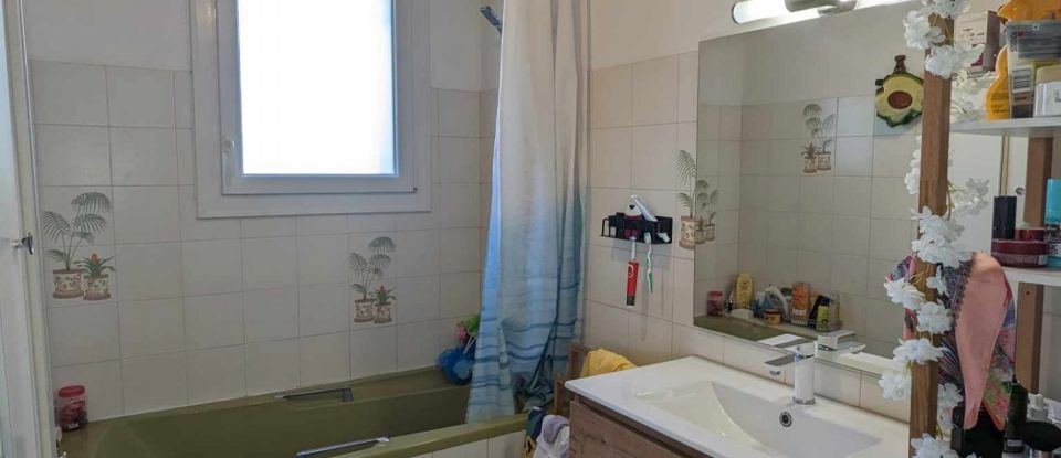 Maison 5 pièces de 98 m² à Bussac-Forêt (17210)